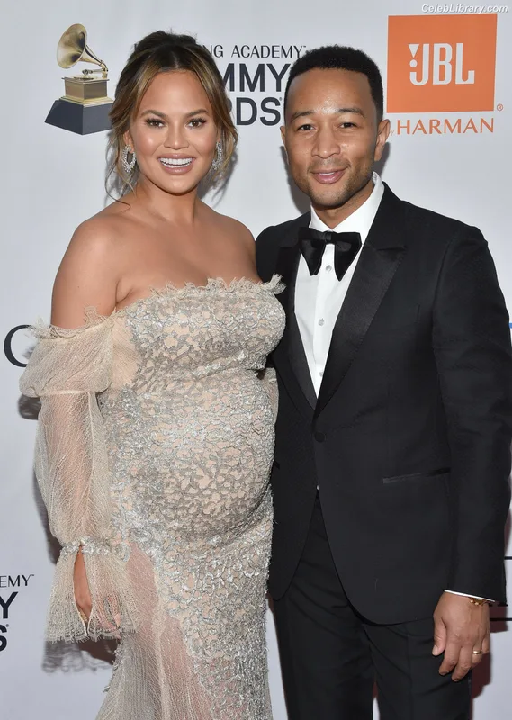 Chrissy Teigen photo 14 of 899