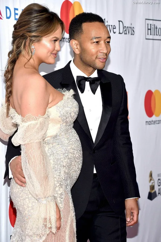 Chrissy Teigen photo 16 of 899
