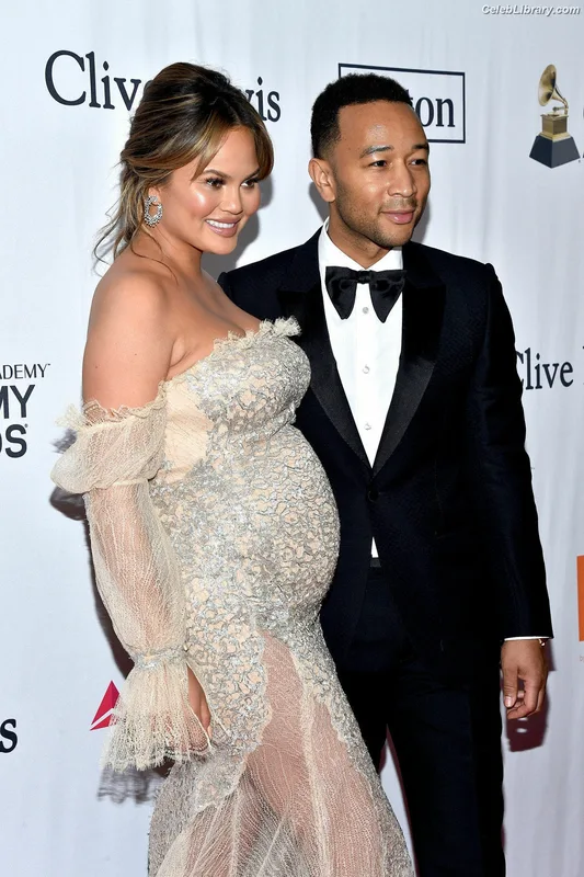 Chrissy Teigen photo 17 of 899