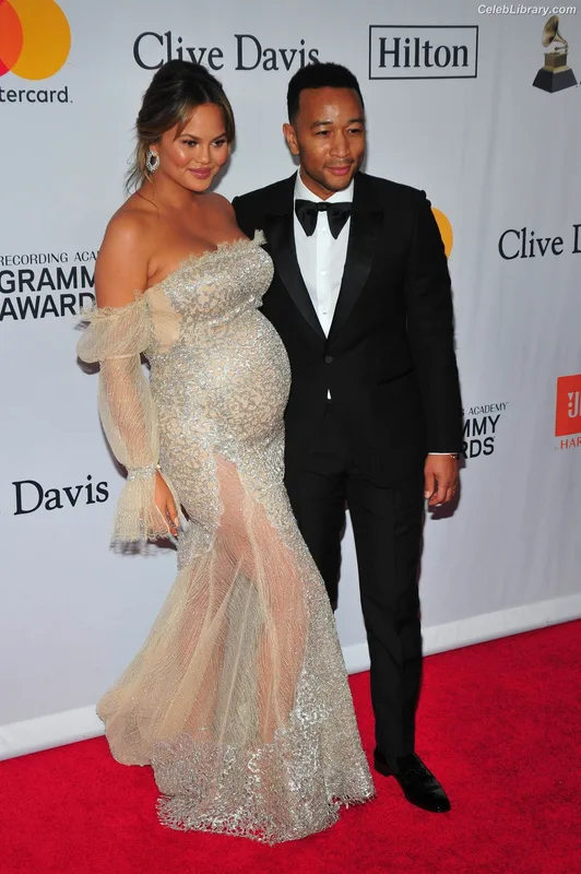 Chrissy Teigen photo 19 of 899