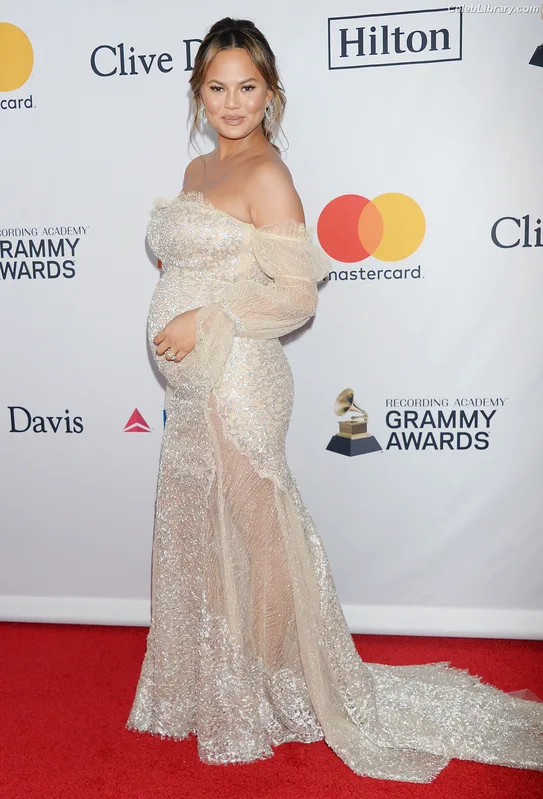 Chrissy Teigen photo 3 of 899