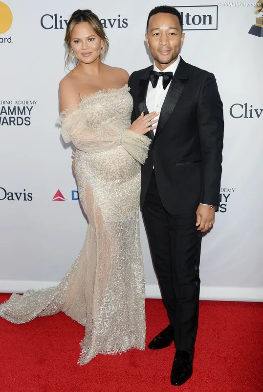 Chrissy Teigen photo 5 of 899