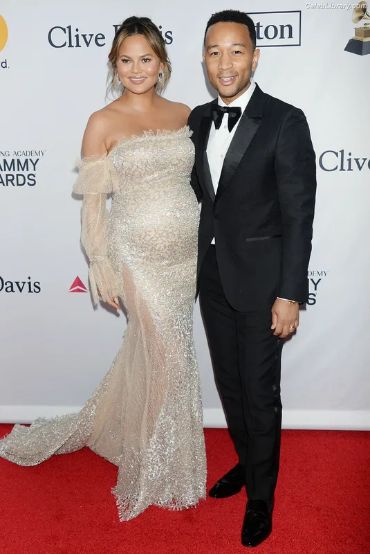 Chrissy Teigen photo 6 of 899