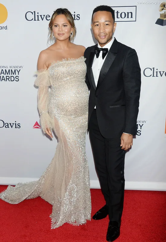 Chrissy Teigen photo 7 of 899