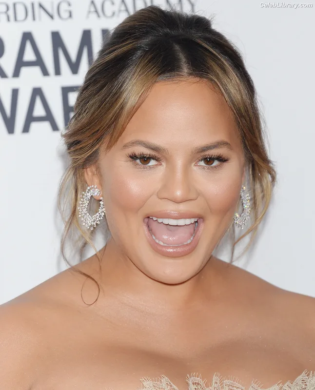 Chrissy Teigen photo 9 of 899