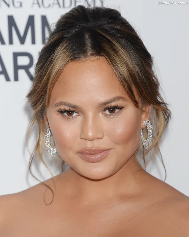 Chrissy Teigen photo 10 of 899