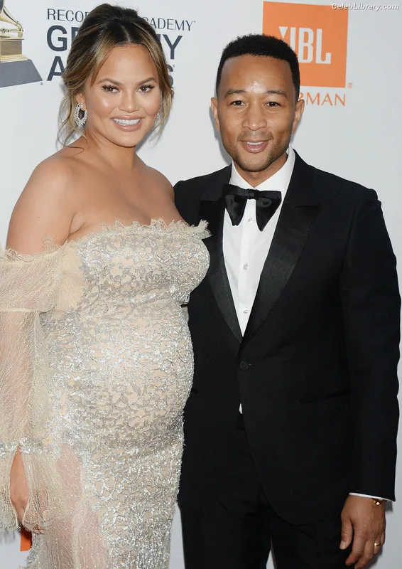 Chrissy Teigen photo 11 of 899