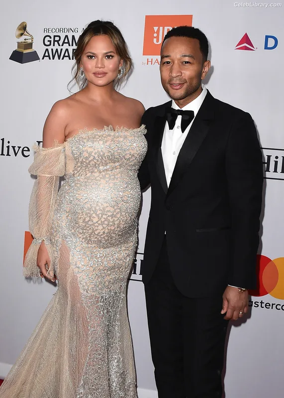 Chrissy Teigen photo 19 of 899