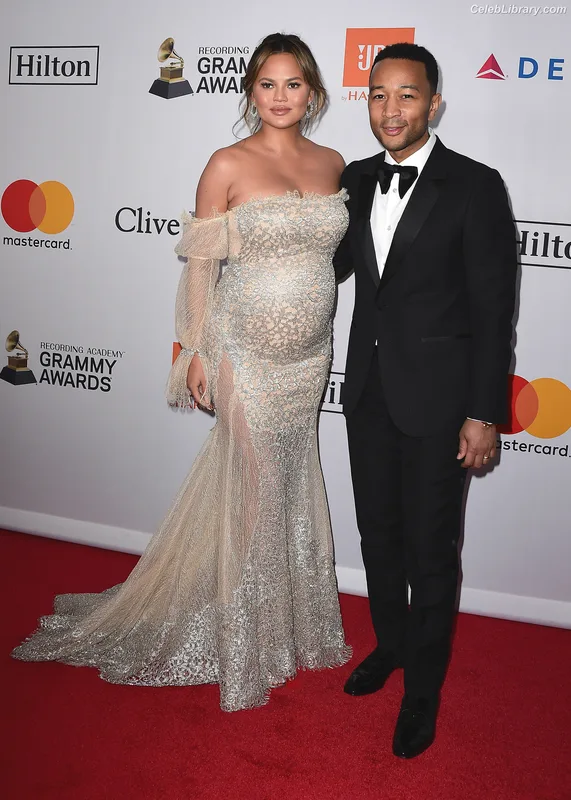 Chrissy Teigen photo 20 of 899
