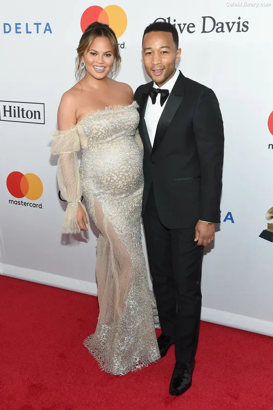 Chrissy Teigen photo 2 of 899