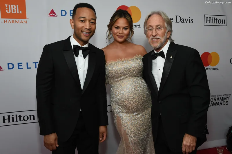 Chrissy Teigen photo 4 of 899