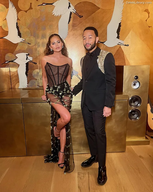 Chrissy Teigen photo 2 of 899