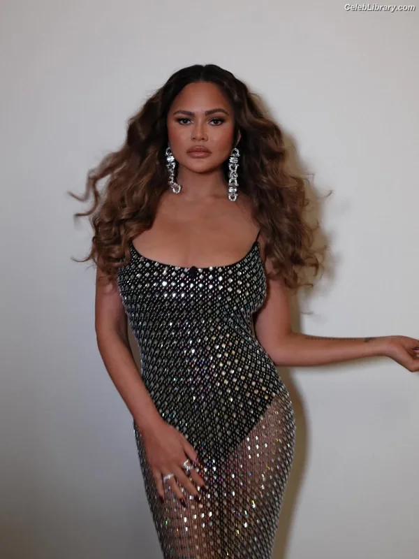 Chrissy Teigen photo 5 of 899