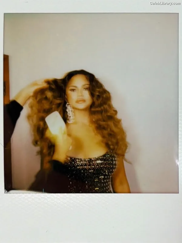 Chrissy Teigen photo 6 of 899