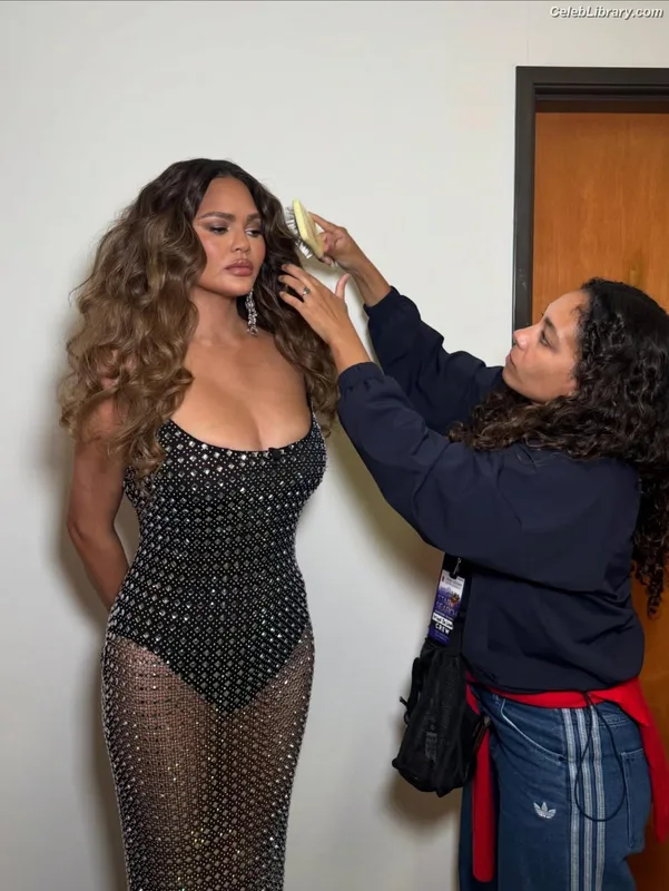 Chrissy Teigen photo 7 of 899