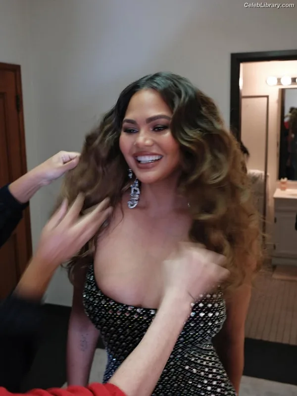 Chrissy Teigen photo 8 of 899