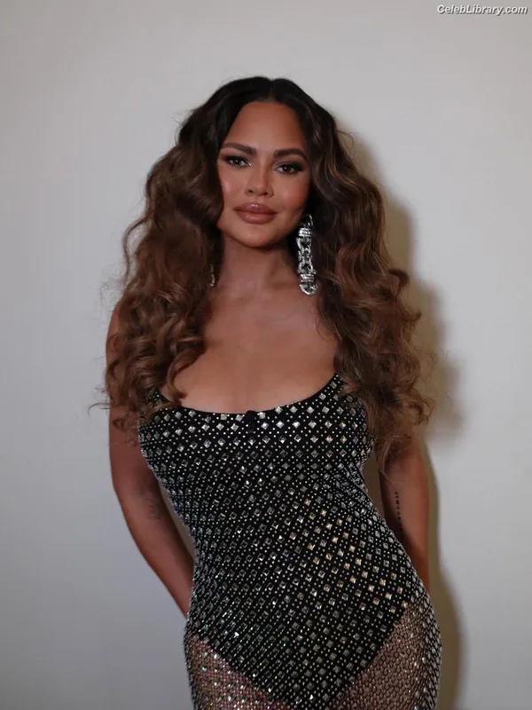 Chrissy Teigen photo 9 of 899