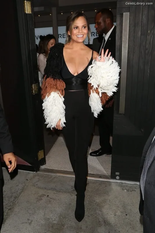 Chrissy Teigen photo 19 of 899