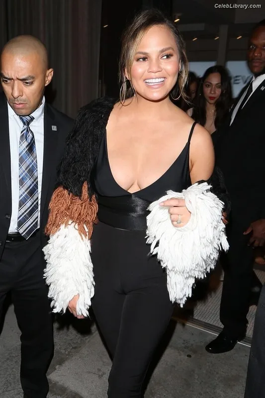 Chrissy Teigen photo 21 of 899