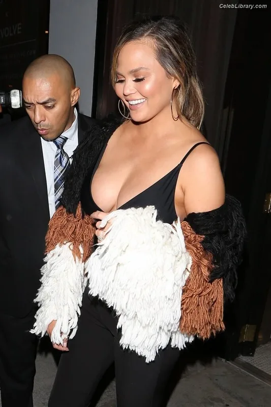 Chrissy Teigen photo 2 of 899