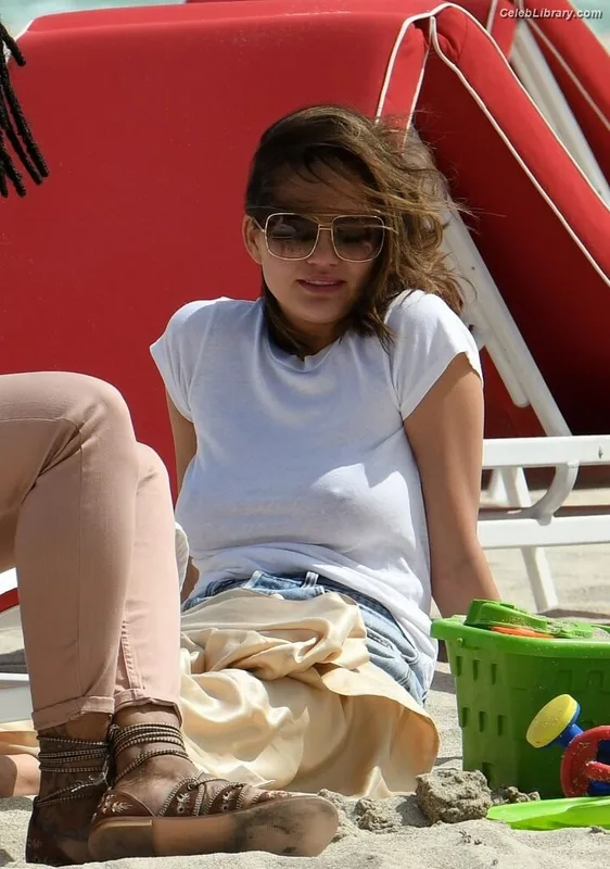 Chrissy Teigen photo 6 of 899