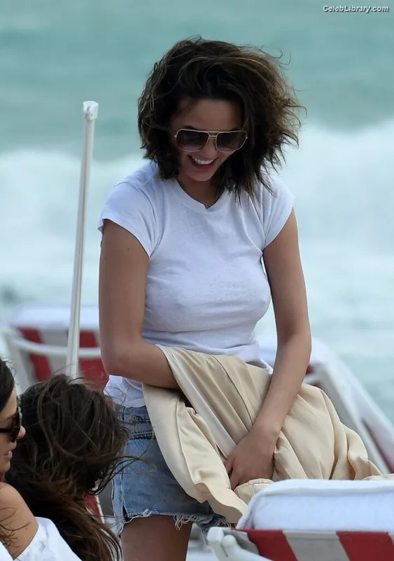 Chrissy Teigen photo 7 of 899