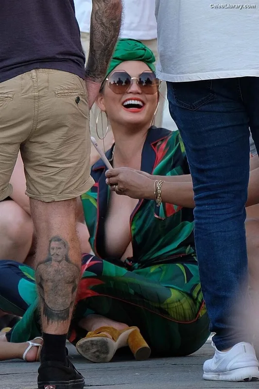 Chrissy Teigen photo 23 of 899
