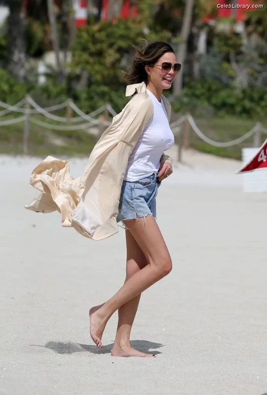 Chrissy Teigen photo 14 of 899