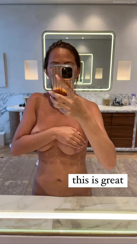 Chrissy Teigen photo 10 of 899