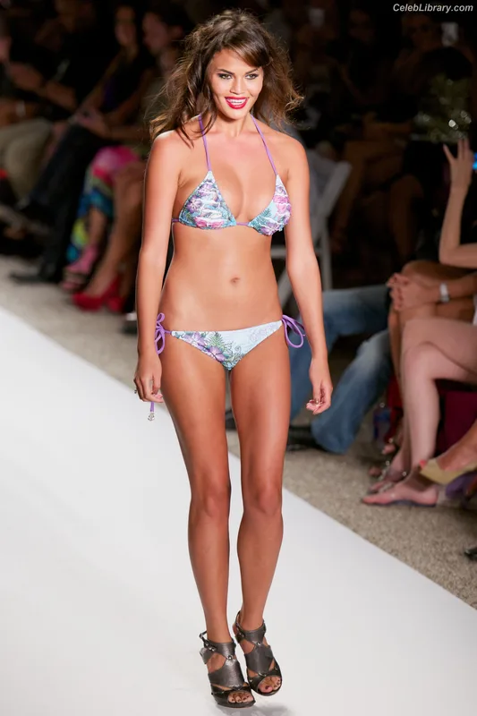 Chrissy Teigen photo 22 of 899