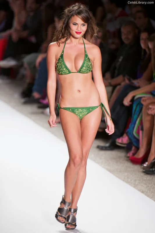 Chrissy Teigen photo 23 of 899