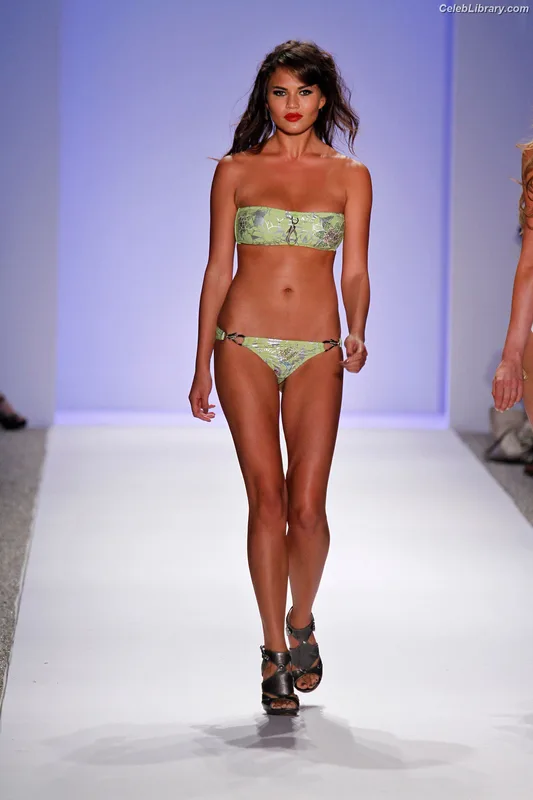 Chrissy Teigen photo 1 of 899