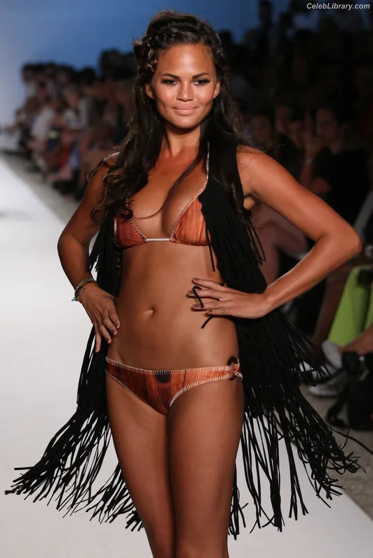 Chrissy Teigen photo 9 of 899