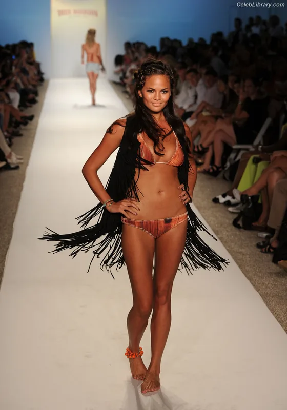 Chrissy Teigen photo 12 of 899