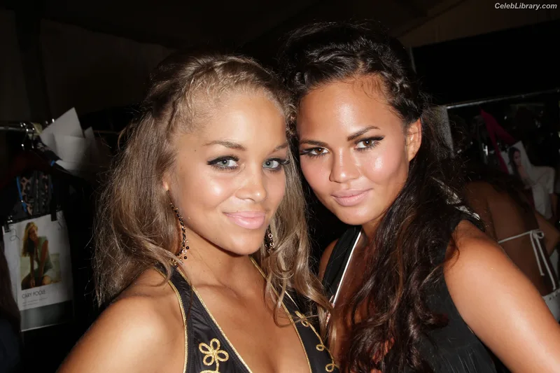 Chrissy Teigen photo 22 of 899