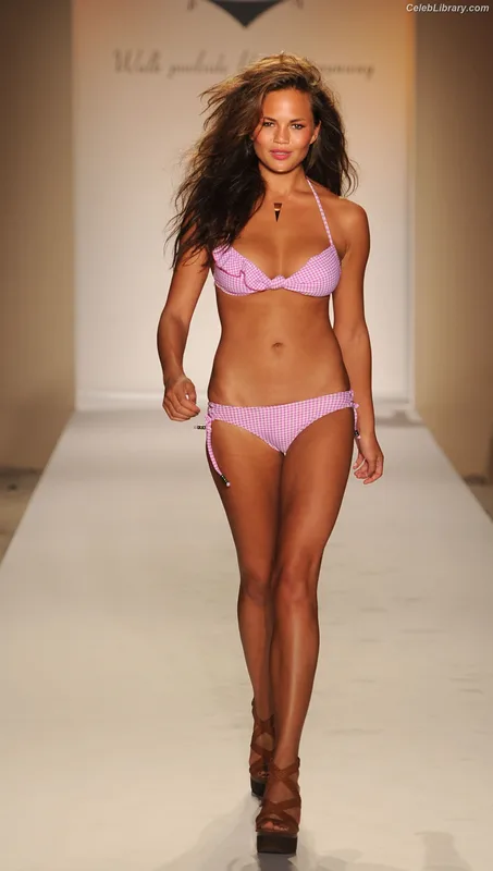 Chrissy Teigen photo 13 of 899