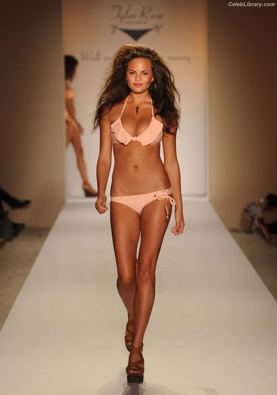 Chrissy Teigen photo 14 of 899