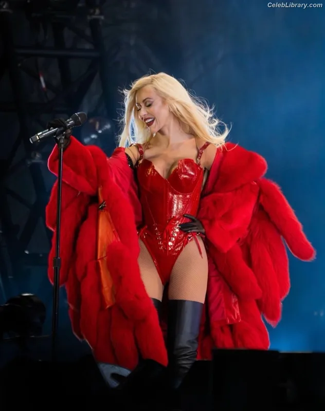 Christina Aguilera photo 21 of 635