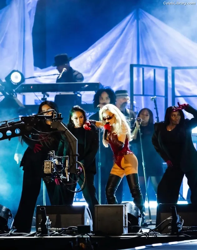 Christina Aguilera photo 7 of 635