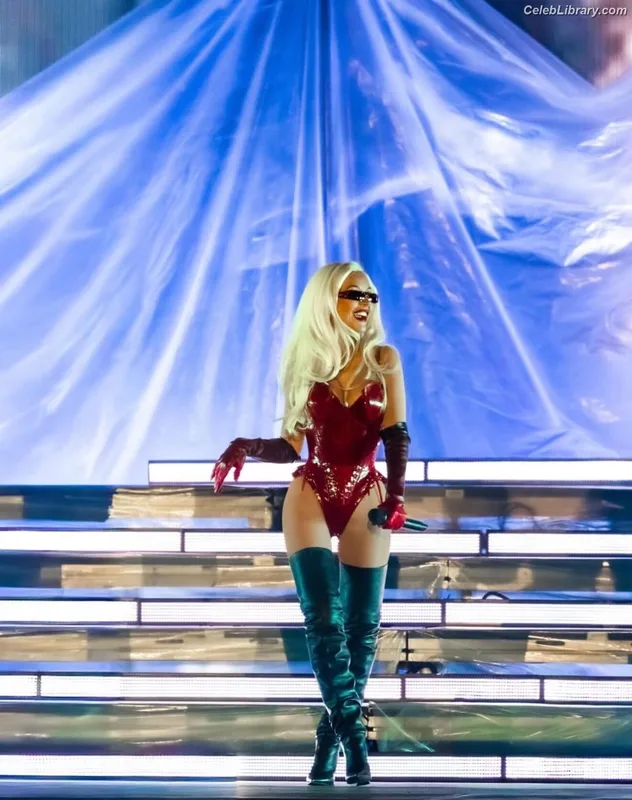Christina Aguilera photo 11 of 635