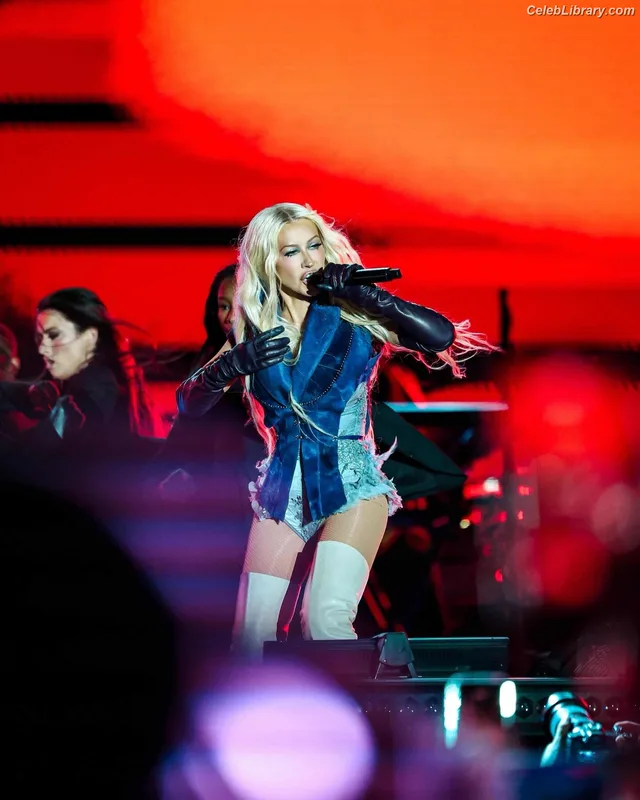 Christina Aguilera photo 13 of 635