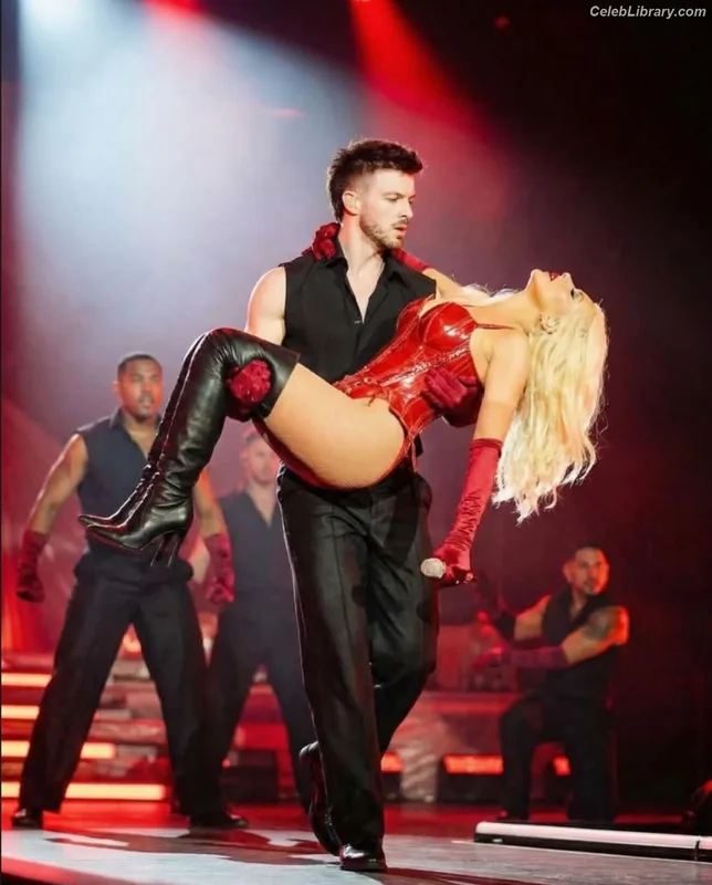 Christina Aguilera photo 1 of 635