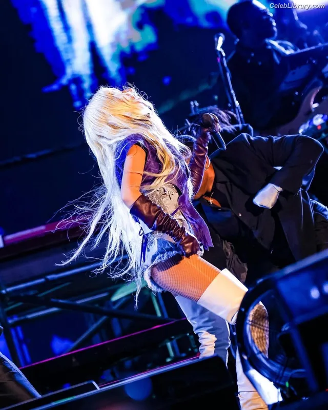 Christina Aguilera photo 17 of 635