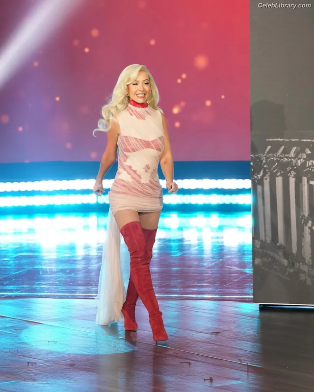 Christina Aguilera photo 21 of 635