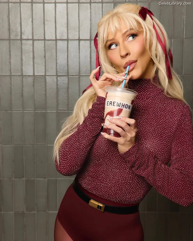 Christina Aguilera photo 5 of 635