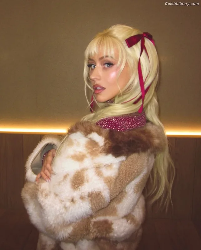 Christina Aguilera photo 9 of 635