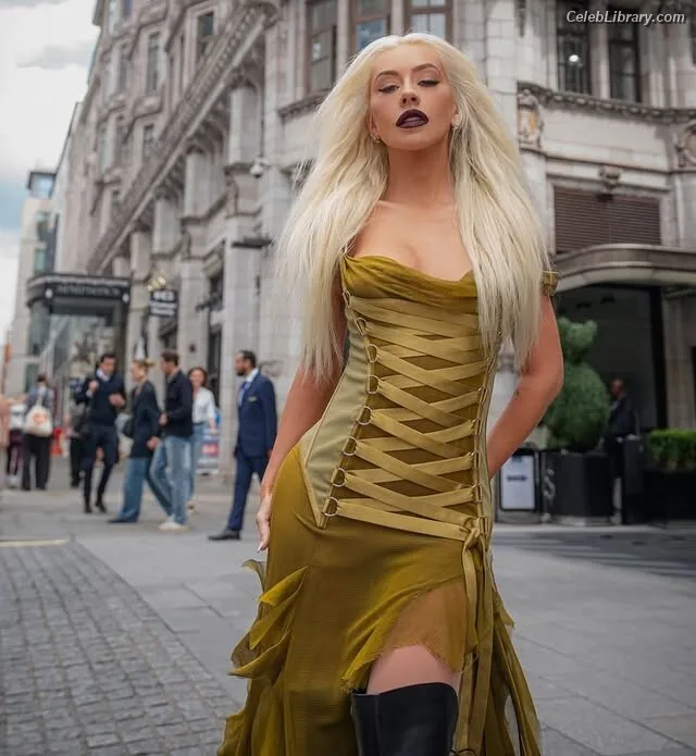 Christina Aguilera photo 13 of 635