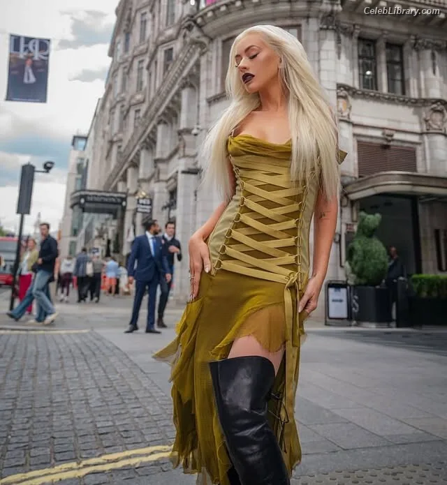 Christina Aguilera photo 15 of 635