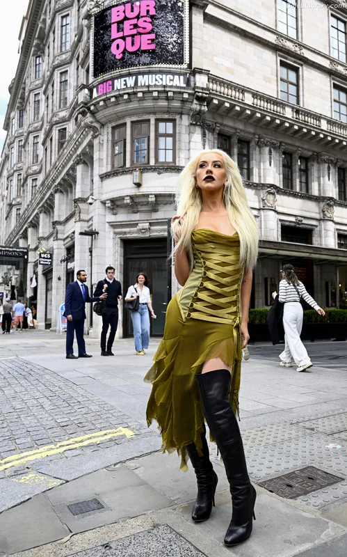 Christina Aguilera photo 8 of 635