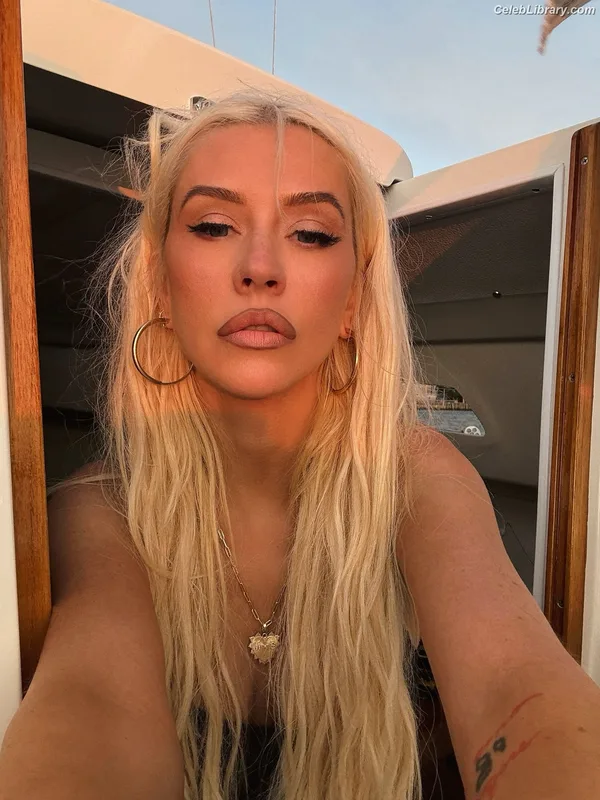 Christina Aguilera photo 11 of 635